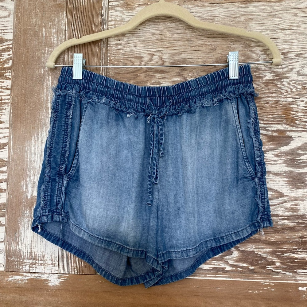 Loose fitted Bella Dahl soft denim shorts with frayed detailing